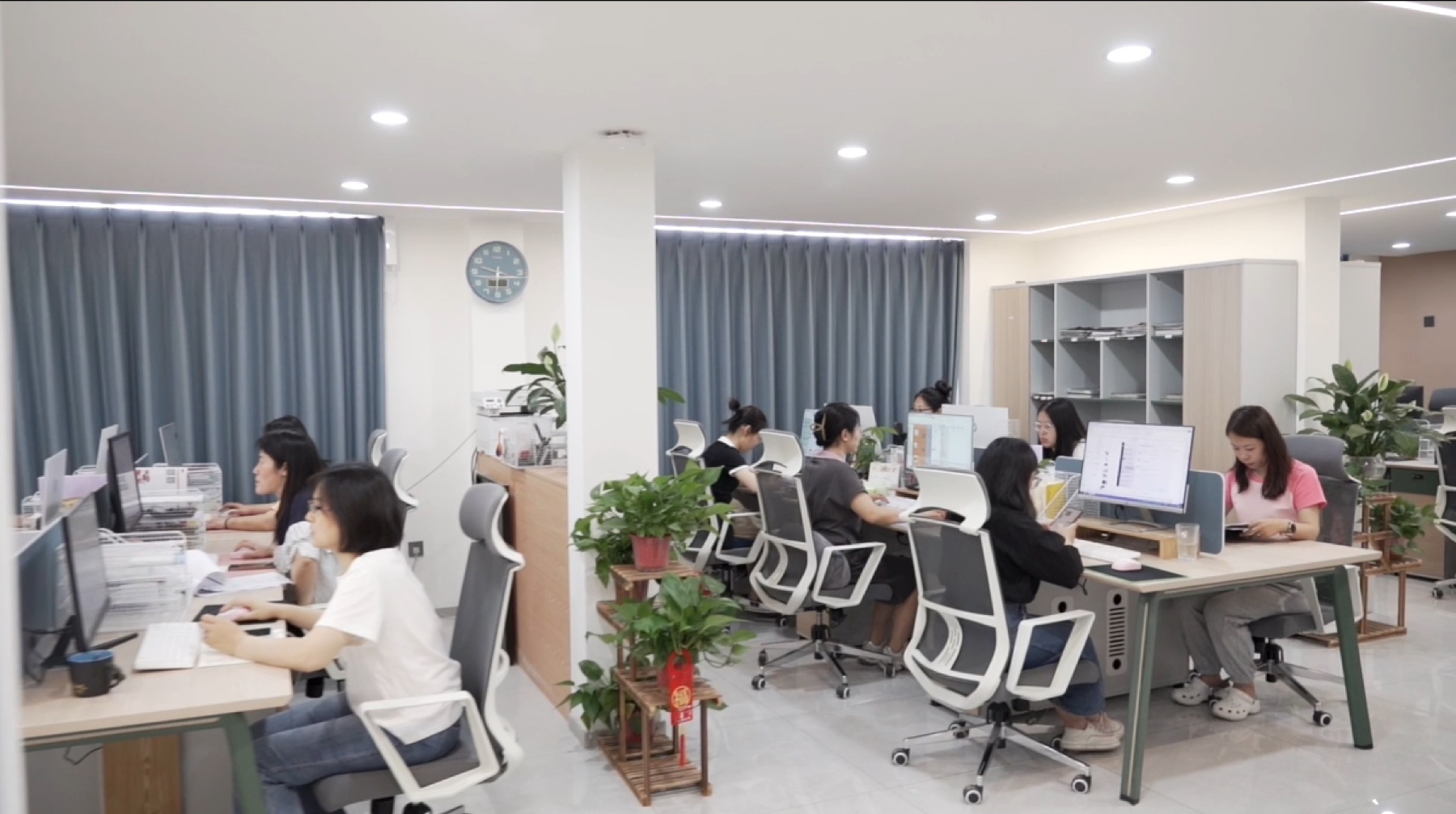 TOPTONS export and customer service team in the Dingzhou office
